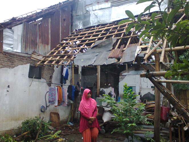 
Diterjang Puting Beliung, 107 Rumah Warga Kraksaan Rusak