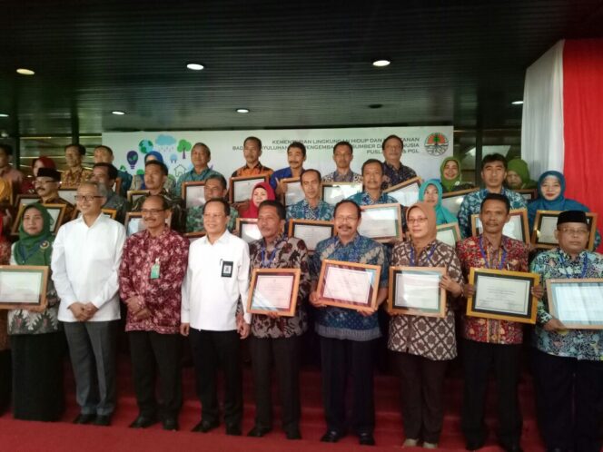 
Dua Sekolah di Kabupaten Probolinggo Raih Penghargaan Adiwiyata Nasional