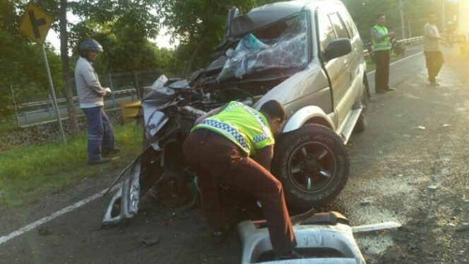 
Diduga Sopir Mengantuk, Minibus dan Truk Tabrakan di Jalur Paiton