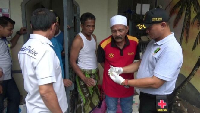 
Antisipasi Narkoba, Polisi Acak-acak Rutan Kraksaan