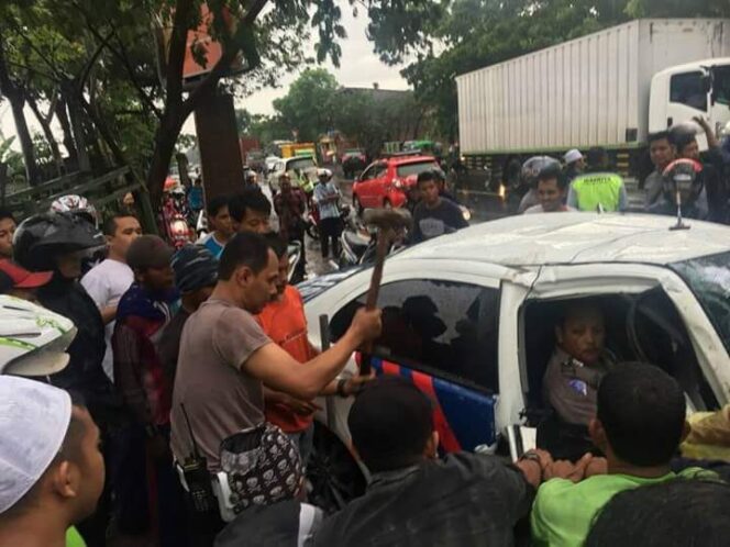 
Mobil PJR Polda Jatim Tabrak Truk Tangki di Jalur Pantura Tongas
