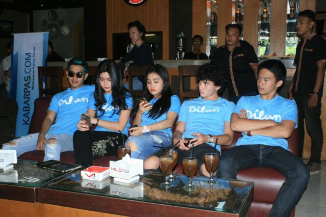 
Digelar di Tiga Kota, Begini Keseruan Nobar, Meet & Greet dengan Pemain Film Dilan