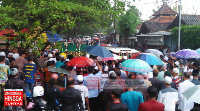 
Hujan Deras Iringi Pemakaman Abah Hasani