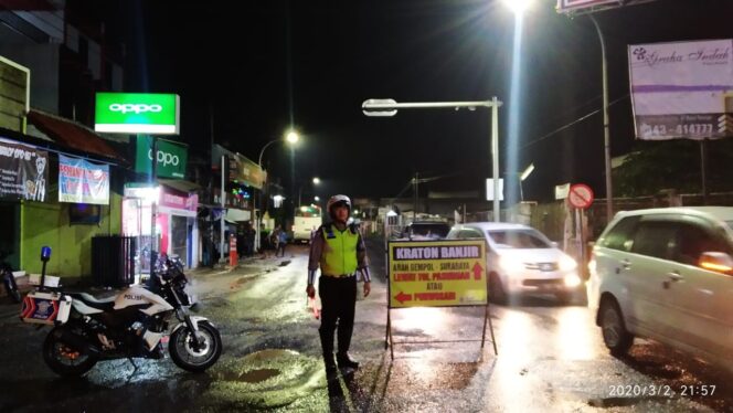 
Breaking News! Jalur Pantura Pasuruan Lumpuh Terendam Banjir