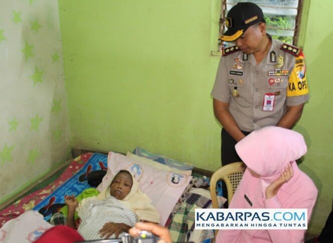 
Kapolres dan Ketua Bhayangkari Polres Probolinggo Kunjungi Penderita Tumor Perut