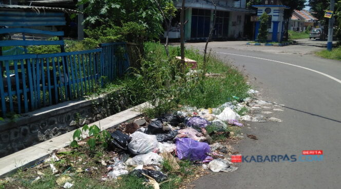 
Warga Keluhkan Bau Tak Sedap dari Tumpukan Sampah di Jalan Margotaruno
