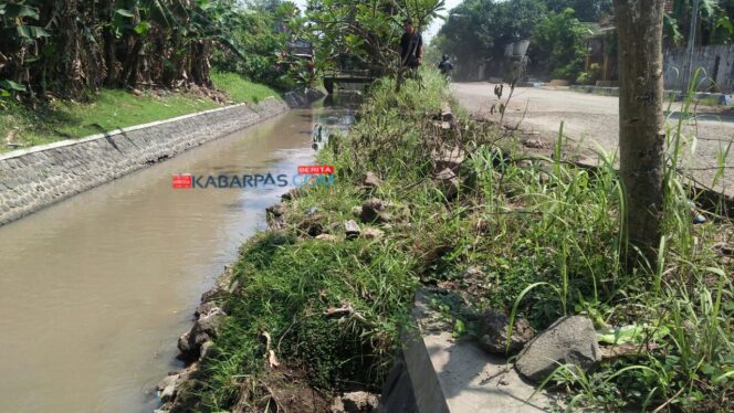 
Imbas Kerapkali Dilewati Kendaraan Berat, Plengsengan di Jalan KH Mansyur Kota Pasuruan Ambrol