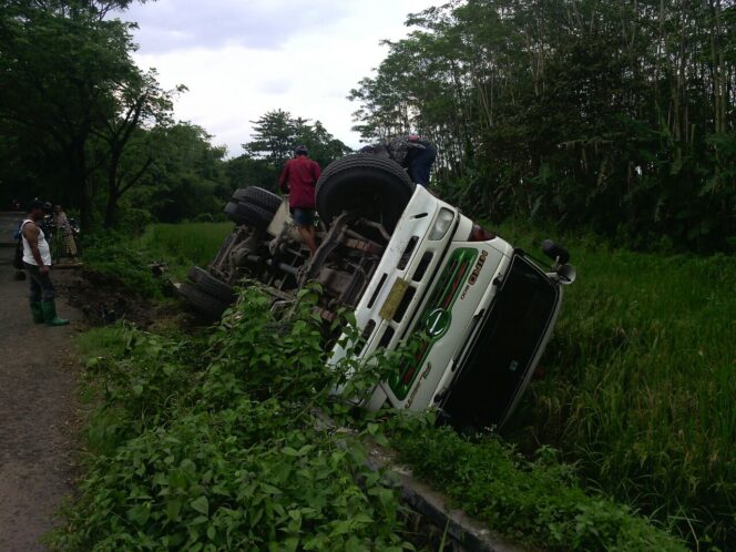 
Truk Tangki Muat Semen Terguling di Kejayan