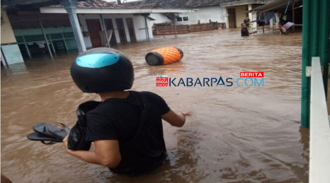 
Sungai Meluap, Dua Desa di Bangil Tergenang Air Setinggi Perut Orang Dewasa