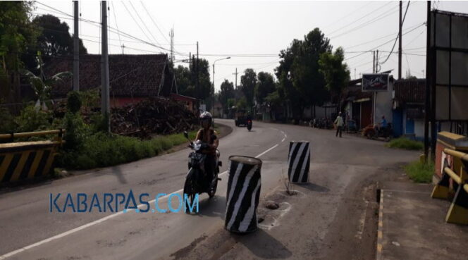 
Prihatin Jalan Berlubang, Warga Kejayan Pasang Tong Kosong di Tengah Jalan