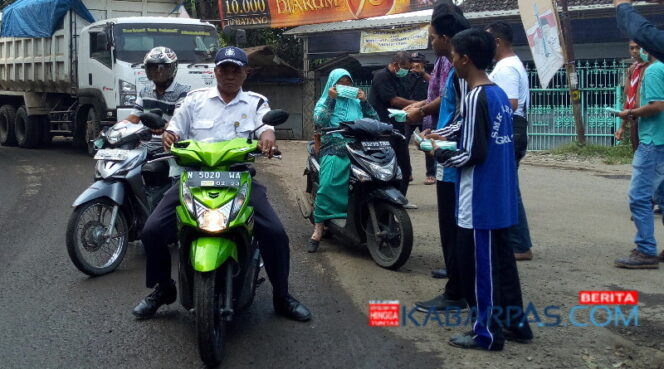 
Prihatin Jalan Berdebu Akibat Proyek Tol, Warga Grati Bagikan Masker Gratis ke Pengendara