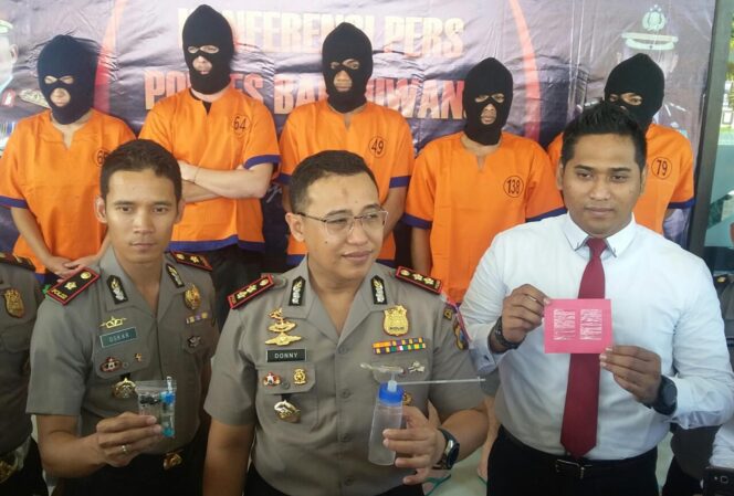 
Sepasang Bule Amerika Ditangkap Polisi Saat Sedang Asyik Pesta Sabu