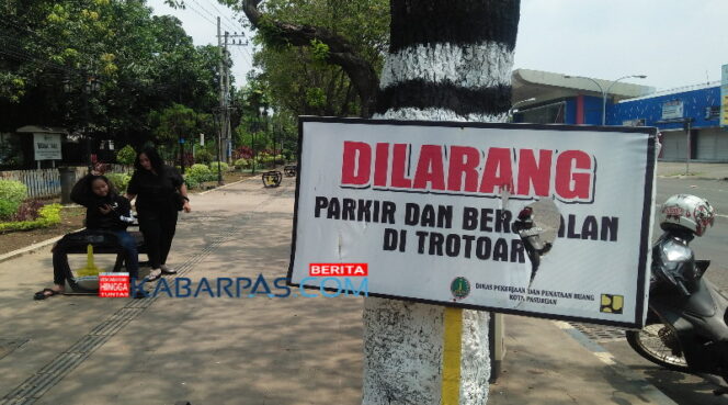 
Diduga Ulah Tangan Jahil, Sejumlah Papan Himbauan di Trotoar Jalan Pahlawan Rusak
