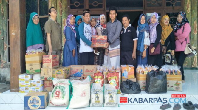 
Paguyuban Alumni SMEA Negeri Pasuruan Bagikan Sembako ke Anak Yatim di Ponpes Metal