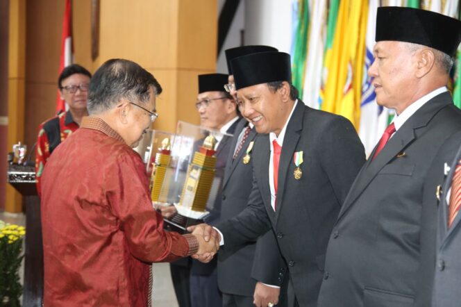 
Mantap! Gus Irsyad Kembali Raih Penghargaan Bergengsi dari Kemendagri