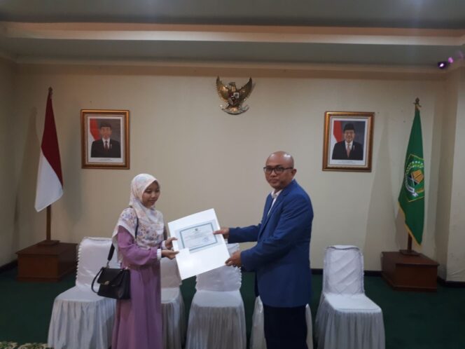 
Apresiasi Prestasi Anak Negeri, Kemenag Serahkan Bantuan Mahasiswa Berprestasi Kepada Rifdah Farnidah