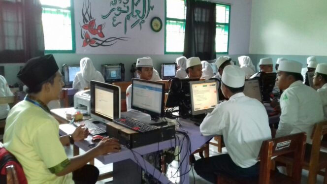 
Hari Pertama UNBK, Pelaksanaan Ujian di Sejumlah MTS di Pasuruan Diwarnai Gangguan Server