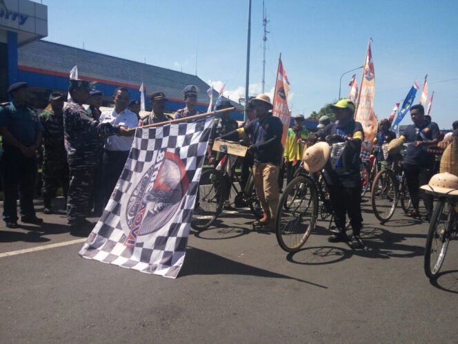 
Tiba di Banyuwangi, Pecinta Gowes IVCA 2018 Anyer – Bali Dilepas Danlanal Letkol Suhartaya
