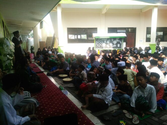 
Demi Sukses UNBK, Ratusan Murid Madrasah Darul Ulum Karangpandan Gelar Istighatsah