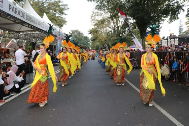 
Konvoi Budaya Kota Pasuruan Terpanjang Saat  Pembukaan APEKSI ke-14 di Batu