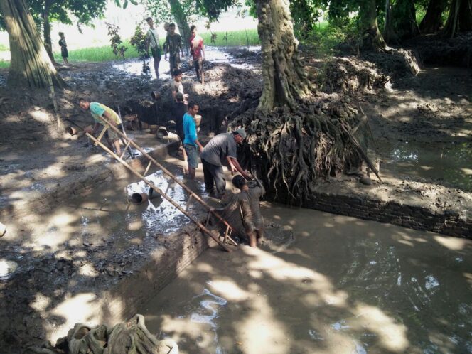 
Lacak Jejak Kerajaan Sirso Rangan, Tim Purbakala Disparbud Pasuruan Gali Sendang Manikrejo