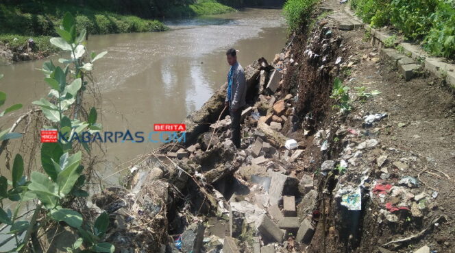 
Plengsengan Kali Gembong Ambrol Resahkan Warga