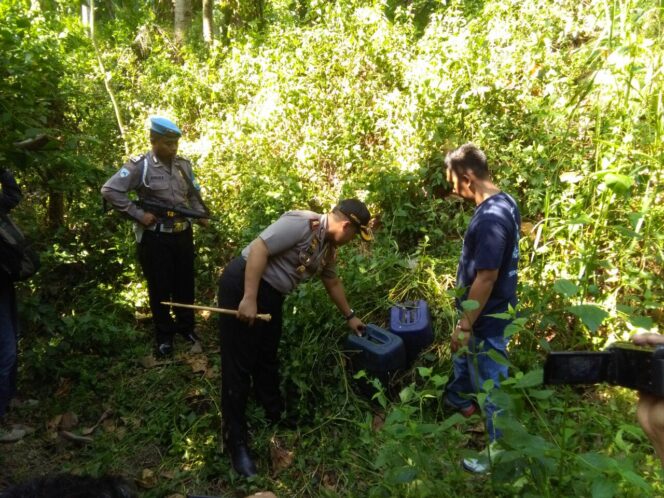 
Polres Banyuwangi Bongkar Ribuan Liter Arak yang Terpendam di Perkebunan Buah Naga
