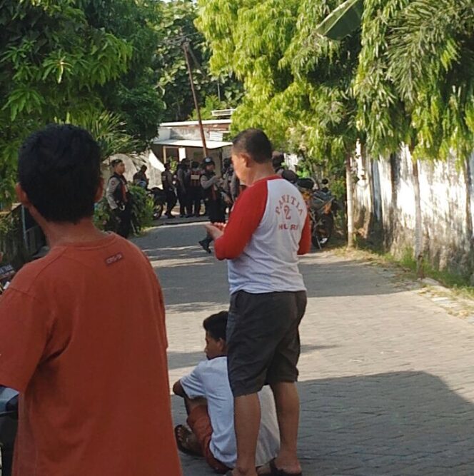 
Densus 88 Geledah Rumah Warga di Pandaan