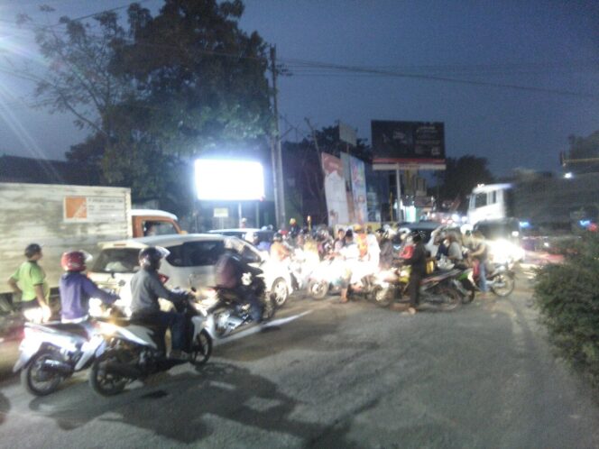 
Lalu Lintas di Jalan Raya Warungdowo Macet Parah hingga Berjam-jam