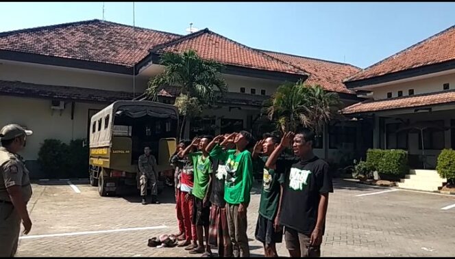 
Kedapatan Bawa Sajam, Tujuh Anak Punk Diamankan Satpol PP Pasuruan