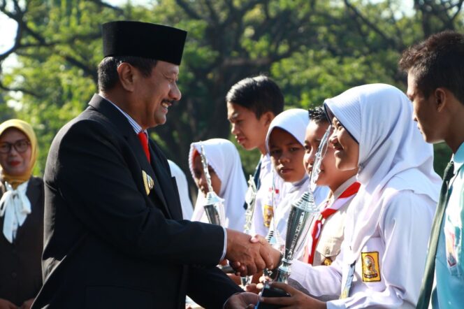 
Peringati Hari Pendidikan Nasional, Pj Bupati Probolinggo Berikan Hadiah ke Sejumlah Siswa Berprestasi