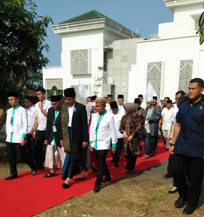 
Pakai Sarung dan Songkok, Presiden Jokowi Tiba di Ponpes Bayt Al-Hikmah Pasuruan