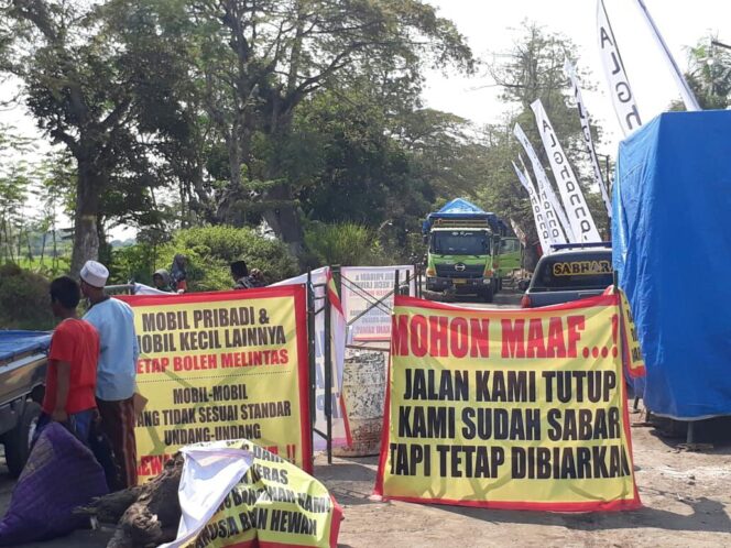 
Kesal Jalan Rusak, Santri Toyaning Larang Truk Besar Lewat Depan Ponpes Mereka