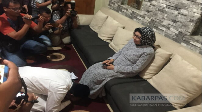 
Sebelum Nyoblos, Gus Irsyad Sungkem dan Cium Kaki Ibunya