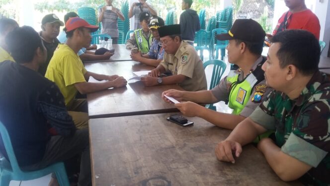 
Tolak Tambang Galian C dan Industrialisasi View, Warga Wongsorejo Lurug Balai Desa