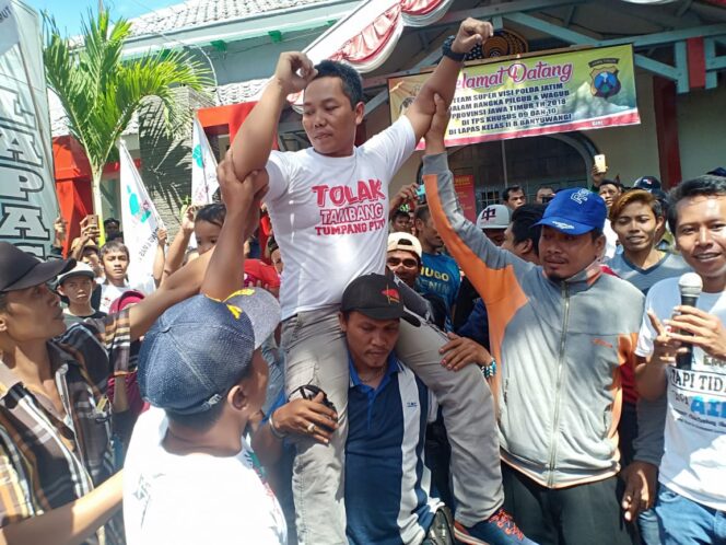 
Bebas dari Penjara, Budi Pego Disambut Ratusan Warga Pesanggaran Banyuwangi