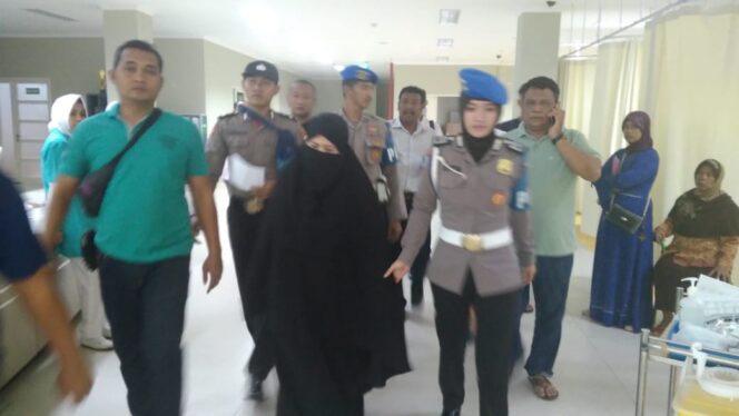 
Polisi Amankan Istri Pemilik Bom yang Meledak di Pasuruan