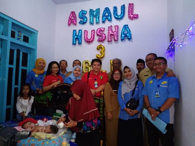
Tim Dokter RSUD Tongas Periksa Kesehatan Bayi Kembar Siam asal Lumbang