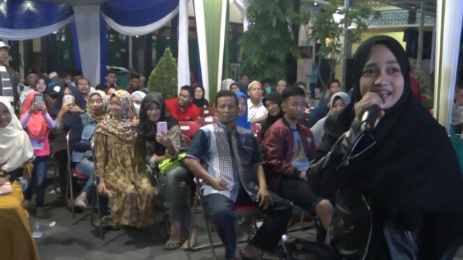 
Veve Zulfikar Ajak Warga dan Keluarga Pasien RSI Siti Hajar Sidoarjo Bershalawat