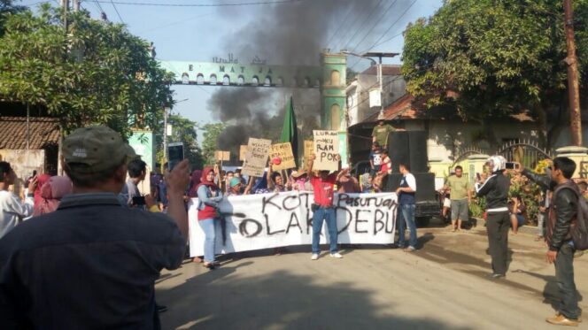
Protes Jalan Rusak, Warga Tembokrejo Blokade Jalan Perbatasan