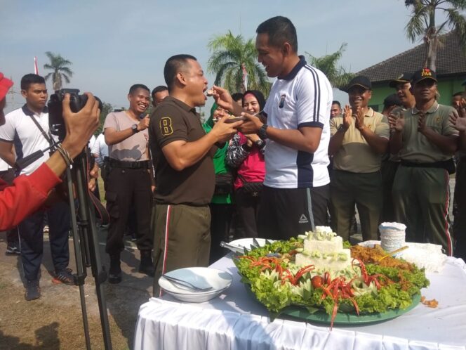
So Sweet! Kapolres Pasuruan Suapin Dandim 0819  Nasi Tumpeng di Acara HUT Bhayangkara