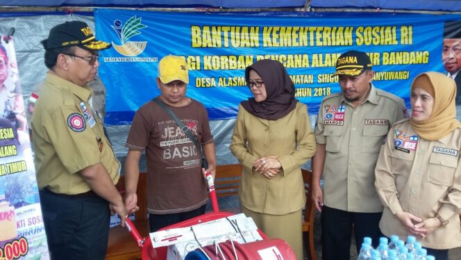 
Kemensos RI Berikan Bantuan Kepada Warga Korban Banjir Alas Malang