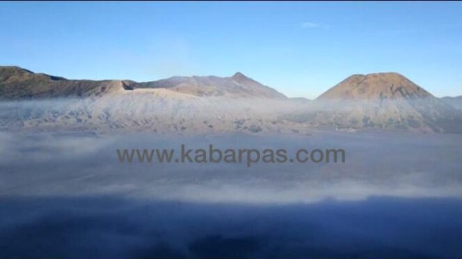 
Musim Bediding, Lautan Pasir Gunung Bromo Membeku