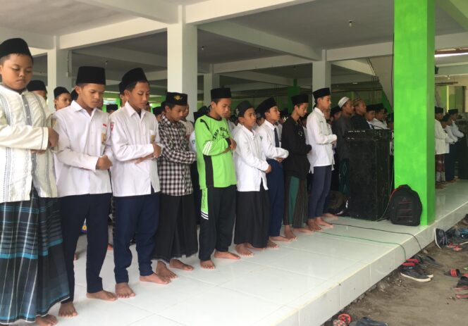 
Ribuan Santri Ponpes Al-Yasini Salat Gaib untuk Korban Gempa Lombok