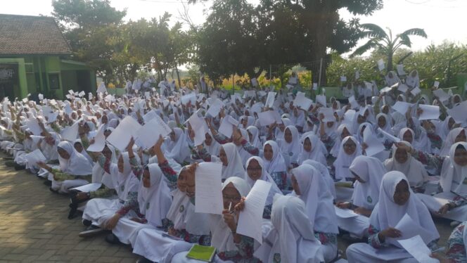 
Curhat Masalah Pendidikan, Ratusan Siswa MAN 2 Kraton Tulis Surat untuk Presiden Jokowi