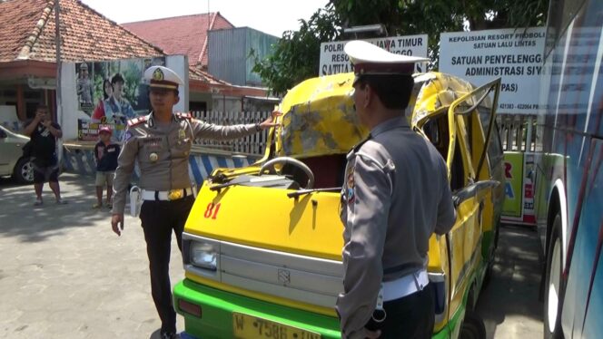 
Angkot Berpenumpang Rombongan Pelaku Kejahatan Alami Kecelakaan di Probolinggo