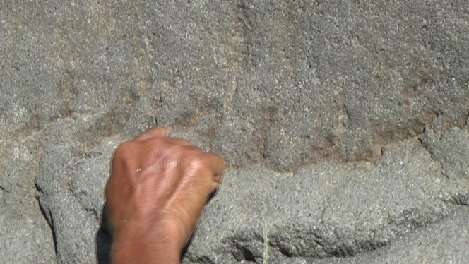 
Viral di Medsos, Batu Besar Bertuliskan Basmalah di Probolinggo