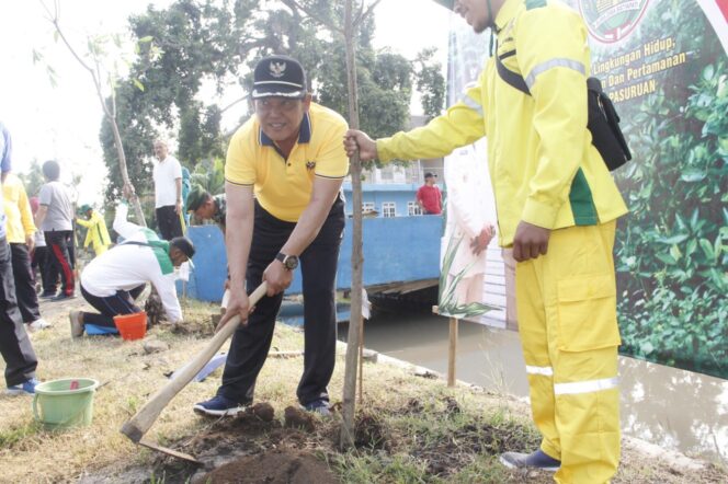 
Tanggulangi Banjir, Wali Kota Pasuruan Ajak Masyarakat Peduli Lingkungan dengan Tanam Pohon