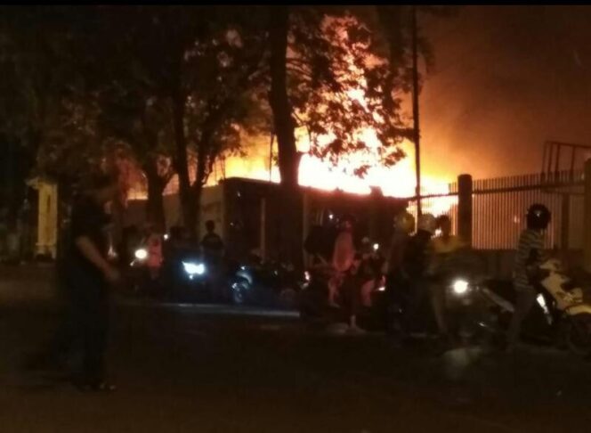 
Pabrik Kerupuk di Jalan Hasanuddin Pasuruan Terbakar