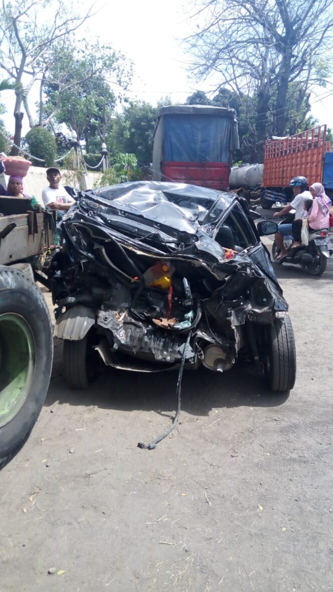 
Delapan Kendaraan Terlibat Kecelakaan Beruntun di Simpang Empat Patung Sapi
